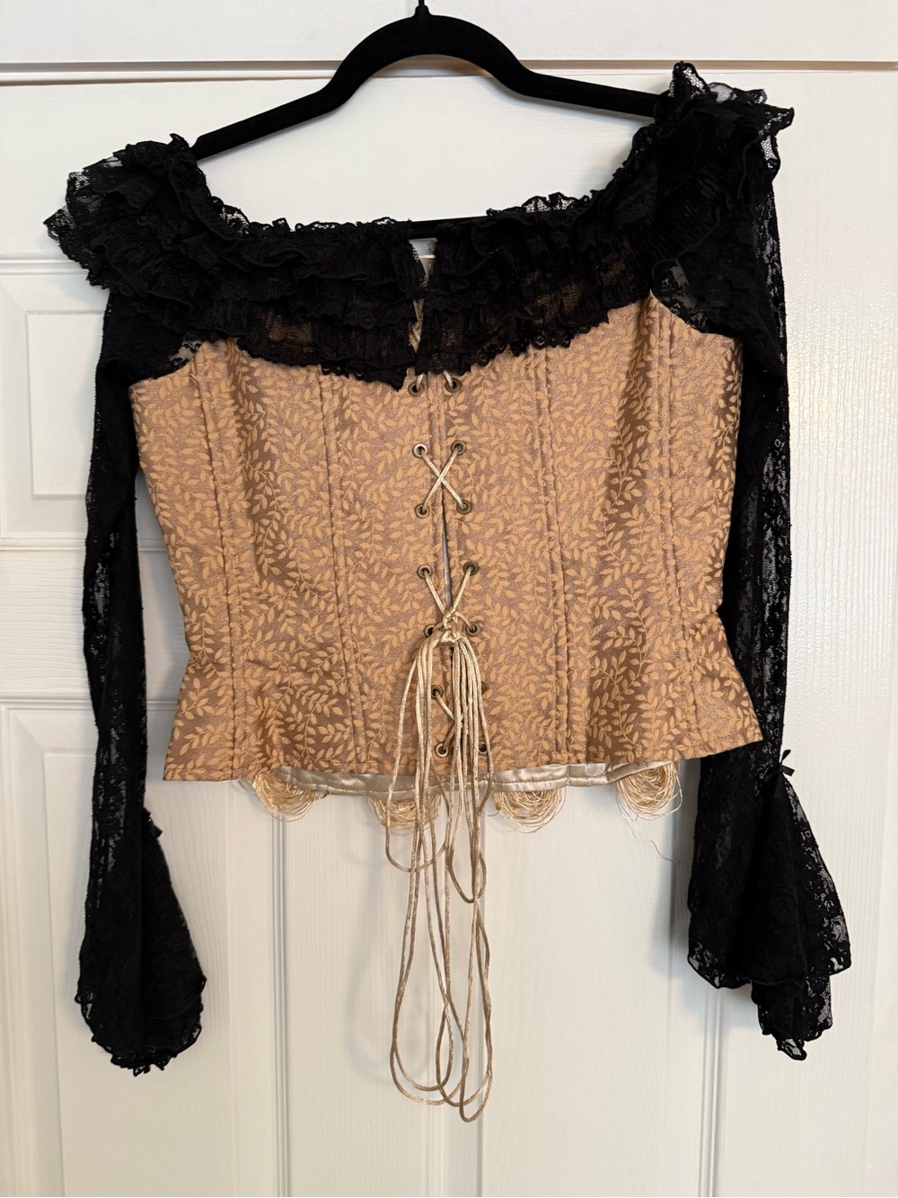 Elegant Black Lace Tiered Long-Sleeve Dress with Gold Bodice - Picture 2 of 10
